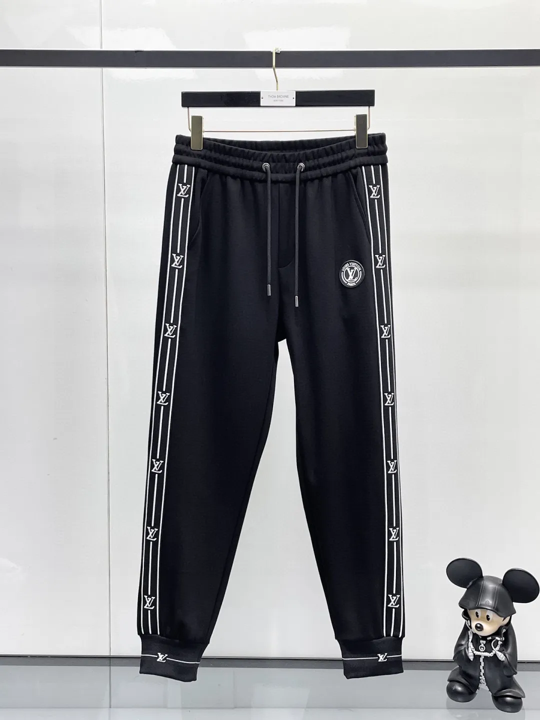 🅿️540 [LV Louis Vuitton] hot-selling suit is coming. Focus on the original version of the official website. 2025 new hot-selling round neck sweatshirt suit. The original order is the best 🇭🇰. It is the meticulous work of top designers for a fitting and perfect upper body effect. All-natural high-quality Tencel Roman cotton 100%, close-fitting comfort, noble and elegant! Original hardware embodies elegance and nobility! Counter size: M-3XL (maximum wear up to 190 pounds)